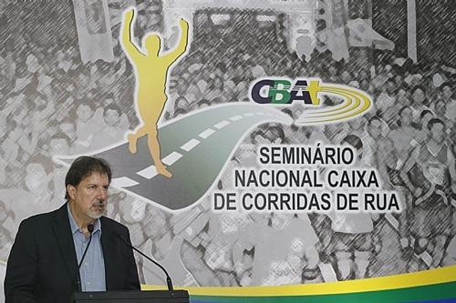 José Antonio Martins Fernandes, presidente da CBAt, fala no Seminário Nacional Caixa de Corridas de Rua / Foto: Marcelo Zambrana / CBAt